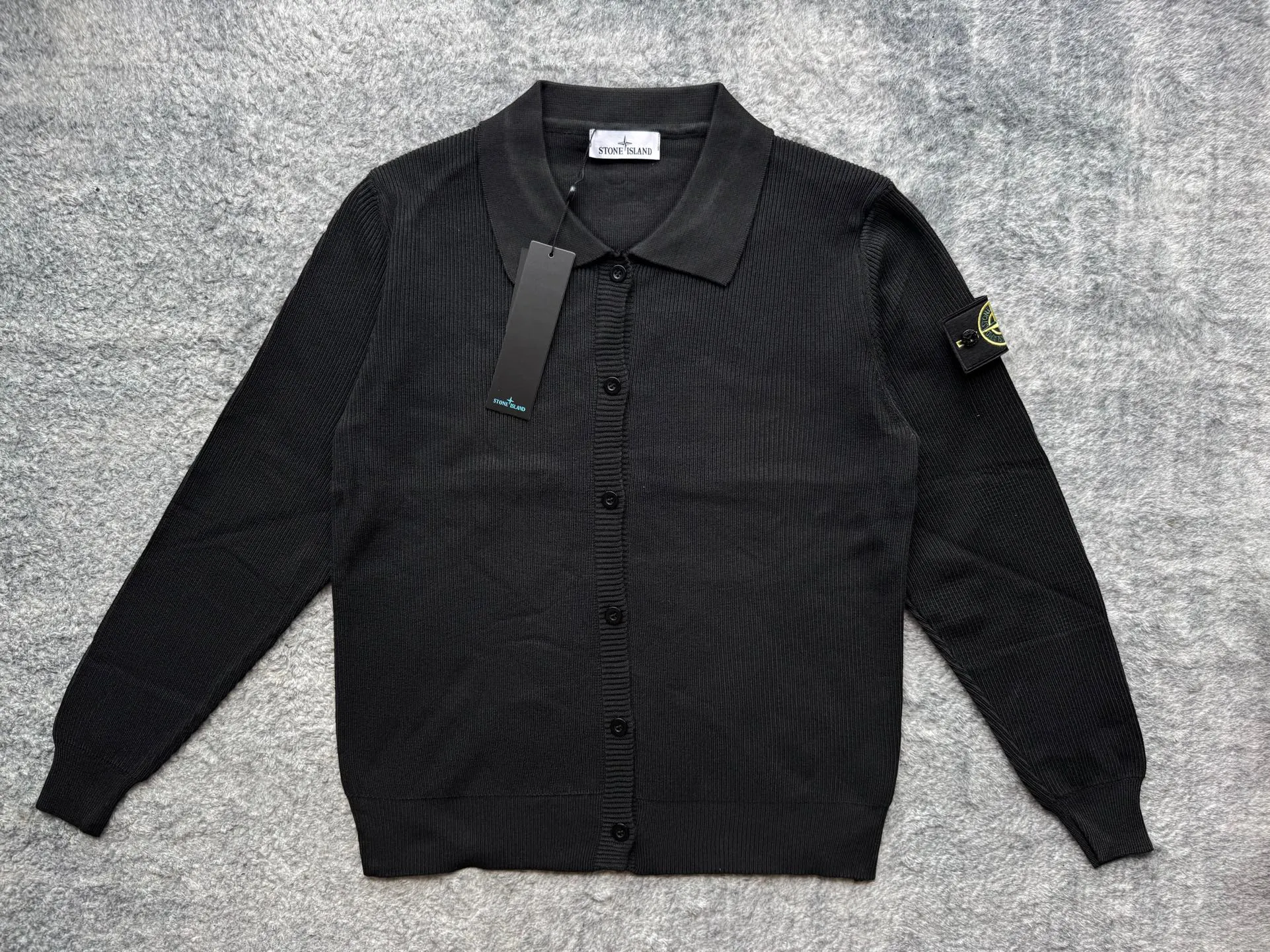 P230 STONE ISLAND solid color polo knitted sweater, an atmospheric outfit for boys in early autumn | Polo shirts and sweaters have a sense of relaxation! The relaxed feeling of autumn dressing is brought by this set of Polo shirts and sweaters. Polo shirts and sweaters have their own autumn and winter atmosphere! The lapel design shows off your temperament, and the solid color is versatile and effortless. Heavy knitted fabric, just right for autumn and winter. The knitted sweater is soft, waxy and comfortable! Versatile for commuting, it is a good matching item to wear alone in autumn or layered in autumn and winter! I really like the row style style paired with jeans! The straight leg is versatile and can be worn with any outfit! Pair it with Birkenstocks for a relaxed feeling. Color: Khaki Black Light Gray Clothes Length Bust Shoulder Width M 67 53 62 120-135 Jin L 69 55 63 135-150 Jin XL 70 56.5 64 150-165 Jin